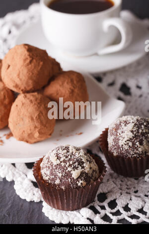 Köstliche Pralinen und Kaffee mit einer Tabelle Großaufnahme. vertikale Stockfoto