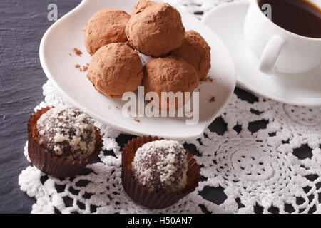 Gourmet-Essen: Pralinen und Kaffee mit einer Tabelle Großaufnahme. Horizontale Stockfoto