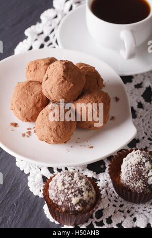 Gourmet-Essen: Pralinen und Kaffee mit einer Tabelle Großaufnahme. vertikale Stockfoto