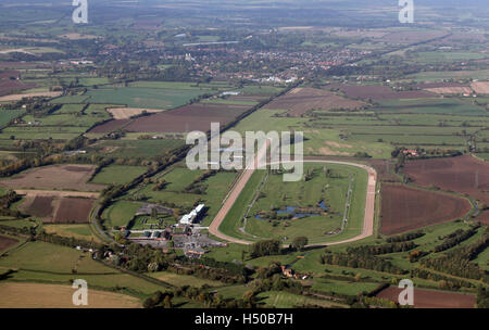 Luftaufnahme von Southwell Rennbahn mit der Stadt im Hintergrund, Nottinghamshire, UK Stockfoto