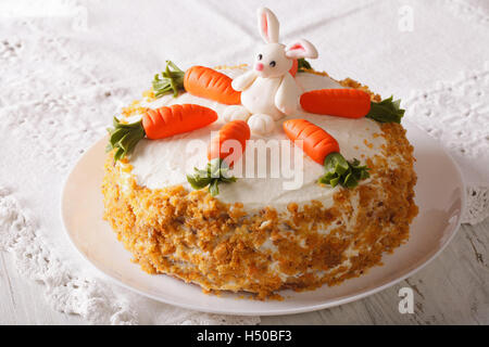 Karottenkuchen mit Bonbon Bunny Nahaufnahme auf einem Teller auf den Tisch. horizontale Stockfoto