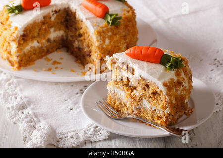 Hausgemachte Desserts: geschnittene Karotte-Kuchen auf eine Platte Nahaufnahme. horizontale Stockfoto
