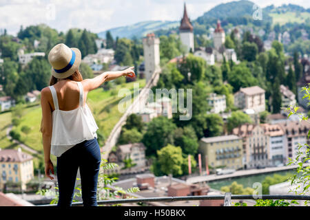 Frau in der Stadt Luzern reisen Stockfoto