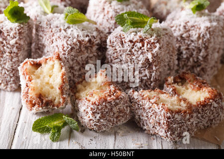 Australische Lamington-Kuchen mit Kokos-Makro auf dem Tisch. Horizontale Stockfoto