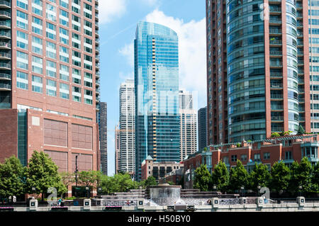 Park View Eigentumswohnungen über Nicholas J Melas Centennial Fountain von den Chicago River zu sehen. Stockfoto