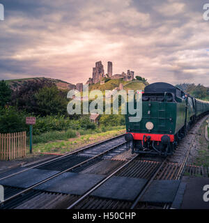 TRAINIEREN SIE IM CORFE CASTLE Stockfoto