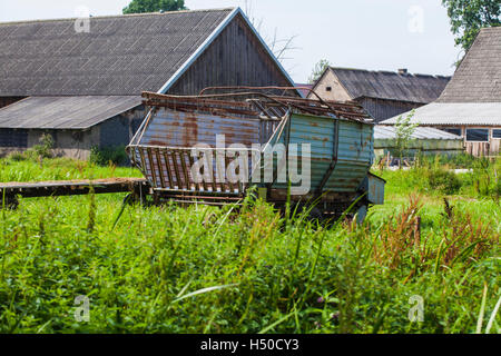 Trailer zu sammeln Heu von der Wiese Stockfoto