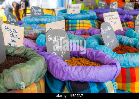 Beutel mit Guacamole, rote Paprika und anderen Pulvern unter anderen Gewürze auf einem orientalischen Markt ausgesetzt Stockfoto