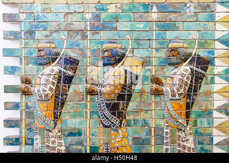 Museumsinsel, Pergamonmuseum antike assyrische Keramik Fries in Deutschland, Berlin, UNESCO-Weltkulturerbe Stockfoto