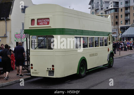 Hants & Dorset (jetzt mehr Bus) feiert ihren 100. Geburtstag am Poole Quay mit einem Display von Oldtimer Busse und Reisebusse Stockfoto