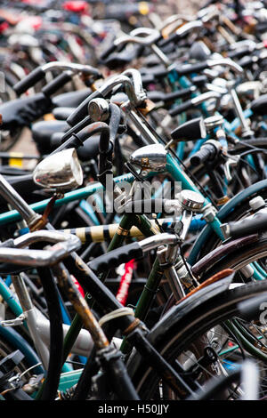 Detail von vielen Fahrrädern in Amsterdam Niederlande Stockfoto