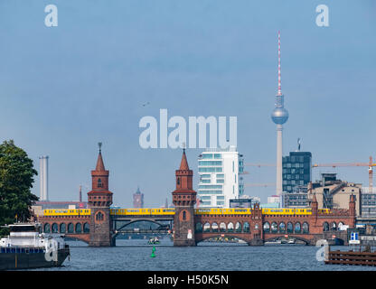 Oberbaumbrücke auf Spree und Skyline in Berlin Deutschland Stockfoto
