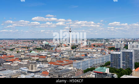 Skyline von Berlin mit Fernsehturm in Ferne in Deutschland Stockfoto