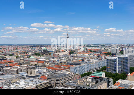 Skyline von Berlin mit Fernsehturm in Ferne in Deutschland Stockfoto