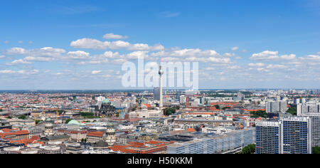 Skyline von Berlin mit Fernsehturm in Ferne in Deutschland Stockfoto