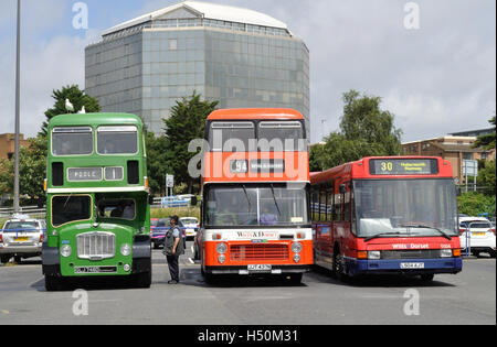Hants & Dorset (jetzt mehr Bus) feiert sein 100-jähriges Bestehen mit einem Oldtimer Busse und Reisebusse Stockfoto
