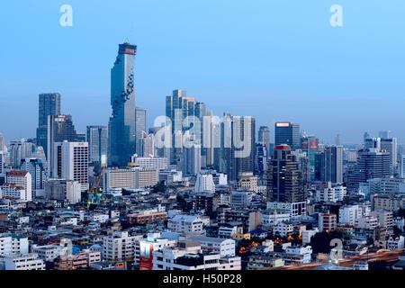 BANGKOK, THAILAND - Januar 18: Skyline von Silom Downtown in der Abenddämmerung Stockfoto