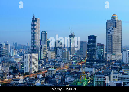 BANGKOK, THAILAND - Januar 18: Skyline von Silom Downtown in der Abenddämmerung Stockfoto