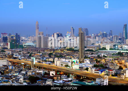 BANGKOK, THAILAND - Januar 18: Skyline von Silom Downtown in der Abenddämmerung Stockfoto