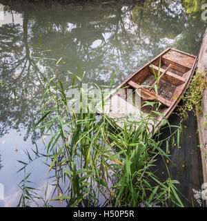 Kleine chinesische Holzboot mit reflektierten Bäume im Garten des bescheidenen Verwalters, Suzhou, China Stockfoto