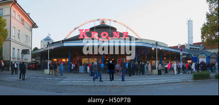 Münchner Publikum Warteschlange sich bei Circus Krone Deutschland Europa Stockfoto