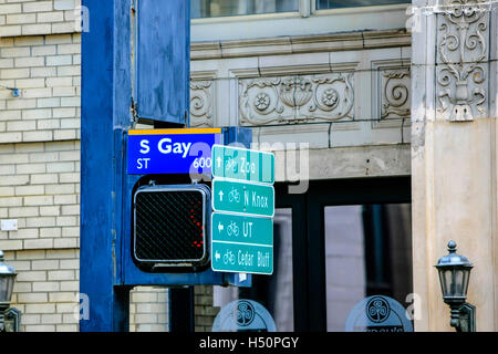 Gay Südstraße Zeichen und mehrere touristische Attraktion Zeichen in KNoxville, TN Stockfoto