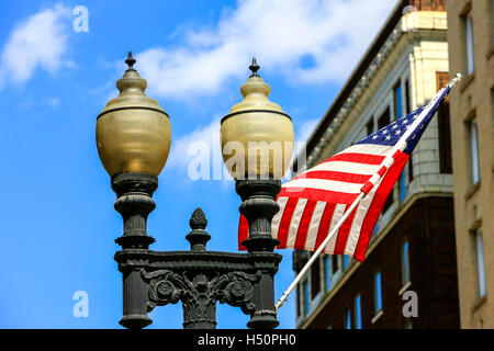 Amerikanische Stars and Stripes flag Flyig in den Straßen von KnoxvilleTN an einem Sommertag. Stockfoto