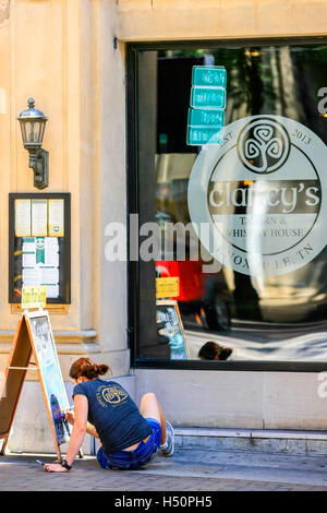 Weibchen außerhalb Clancy es Tavern in Knoxville, TN, heutige Menü auf eine Tafel schreiben Stockfoto