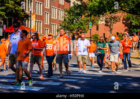 Universität Tennessee Volunteers Unterstützer in orange Bekleidung in Knoxville TN Stockfoto