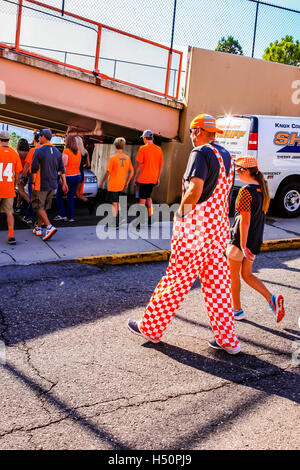 Universität Tennessee Volunteers Unterstützer in orange Kleidung außerhalb des Stadions Neyland in Knoxville TN Stockfoto
