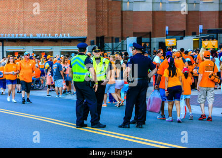Universität Tennessee Volunteers Unterstützer in orange Bekleidung und Polizei außerhalb des Stadions Neyland in Knoxville TN Stockfoto