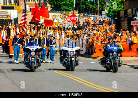 Polizei Motorrad-Eskorte für den Stolz der Southland University of Tennessee Blaskapelle Neyland Stadium, Knoxville, TN Stockfoto