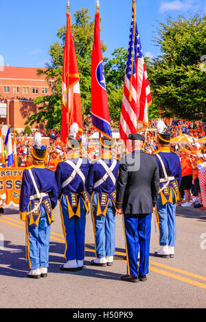 Ehrengarde von der University of Tennessee Durchfürung der USA, Staat und UT Fahnen Neyland Stadium, Knoxville, TN Stockfoto
