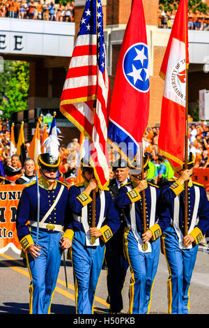Ehrengarde der University of Tennessee mit den USA, Staat und UT Fahnen Neyland Stadium, Knoxville, TN Stockfoto