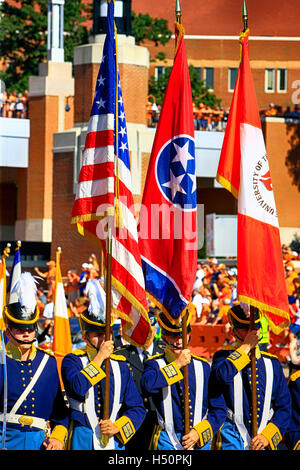 Ehrengarde der University of Tennessee mit den USA, Staat und UT Fahnen Neyland Stadium, Knoxville, TN Stockfoto