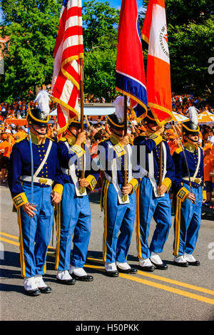 Ehrengarde von der University of Tennessee Durchfürung der USA, Staat und UT Fahnen Neyland Stadium, Knoxville, TN Stockfoto