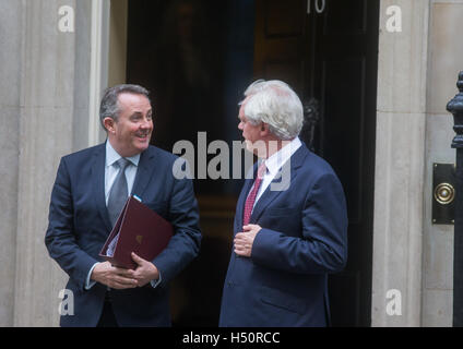 Staatssekretär für internationalen Handel und Präsident des Board Of Trade, Liam Fox und David Davis verlassen eine Kabinettssitzung Stockfoto