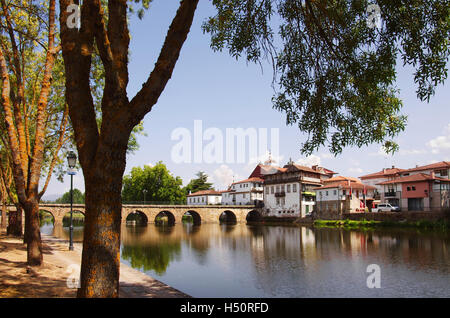 Alte steinerne Brücke über einen Fluss in die portugiesische antiken Stadt Chaves Stockfoto