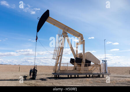 Eine Bohrschwengels, die Gewinnung von Öl aus einer oberirdischen gut in ländlichen Alberta, Kanada. Diese Stockfoto