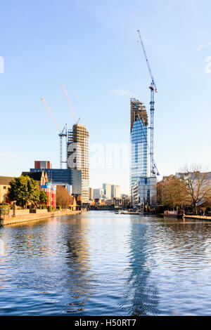 Türme im Bau in der City Road Becken des Regent's Canal, Islington, London, UK Stockfoto