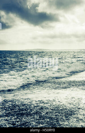 Blau grün getönten Bild von Wetter schließen in stürmische See und Ringstead Bay, Dorset, England, Großbritannien Stockfoto