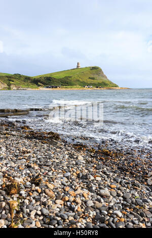 Blick über Kimmeridge Bay, Dorset, England, UK, mit Clavell Turm auf der Klippe in der Ferne Stockfoto