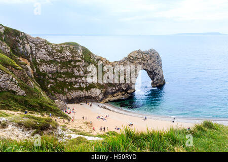 Urlauber auf dem sandigen Strand an der Durdle Door, Dorset, England, UK, von der Klippe Stockfoto