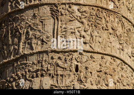 Architekturdetail des Marcus Aurelius Spalte in Piazza Colonna in Rom, Italien Stockfoto