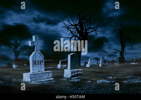 Friedhof in mondhellen Nacht mit gerissenen Grabsteine, Wolken, Nebel und gespenstische Bäume. Kopieren Sie Raum. Stockfoto