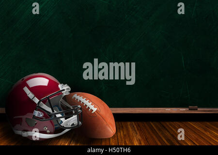 Football Helm und Ball auf einem Hintergrund-Tafel mit Textfreiraum. Stockfoto