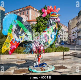 Hahn Collage Skulptur Instalation am Largo Martim Moniz, Lissabon, Portugal. Der Hahn von Barcelos ist ein Sinnbild für Portugal Stockfoto