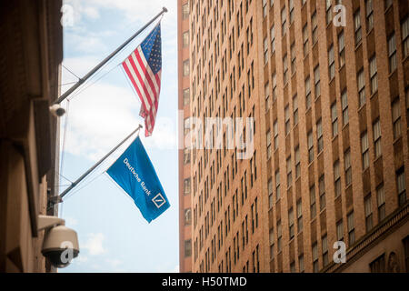 Eine Flagge weht außerhalb der Zentrale der Deutschen Bank an der Wall Street in Lower Manhattan in New York auf Montag, 17. Oktober 2016. Die Deutsche Bank ist eine $ 14 Milliarden Bußgeld verhängt von der US-Justiz Abt. über ihre Hypothek Anleihe Verkäufe während der Finanzkrise konfrontiert. und wird berichtet, dass downsizing ihre US-Operationen in Betracht.  (© Richard B. Levine) Stockfoto