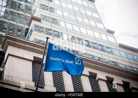 Eine Flagge weht außerhalb der Zentrale der Deutschen Bank an der Wall Street in Lower Manhattan in New York auf Montag, 17. Oktober 2016. Die Deutsche Bank ist eine $ 14 Milliarden Bußgeld verhängt von der US-Justiz Abt. über ihre Hypothek Anleihe Verkäufe während der Finanzkrise konfrontiert. und wird berichtet, dass downsizing ihre US-Operationen in Betracht.  (© Richard B. Levine) Stockfoto