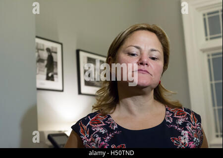 New York City Rat Lautsprecher Melissa Mark-Viverto und Mitglieder der New Yorker Stadtrat festhalten eine Pressekonferenz Donnerstag, 13. Oktober 2016 in das rote Zimmer für NY Rathaus über anhängigen Gesetzgebung. Frau Mark-Viverto sprach auch über ihre Erfahrungen als Kind belästigt.  © Frances M. Roberts) Stockfoto